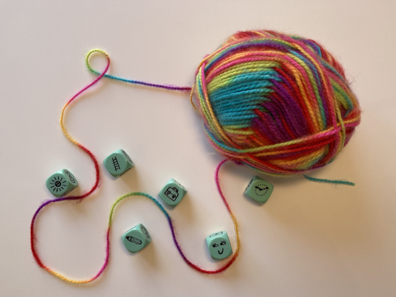 Würfel und bunte Wolle für Lernunterstützung